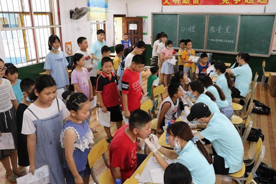 7月17日，实践团队为厦铺小学的小学生们进行口腔检查