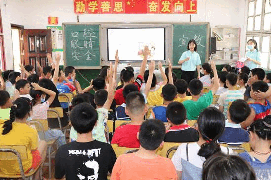 7月17日，实践团队在为小学生们宣教中进行问答互动，并为小学生们颁发小奖品