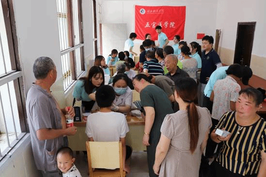 7月16日，实践团队为冷水坪村民进行口腔检查